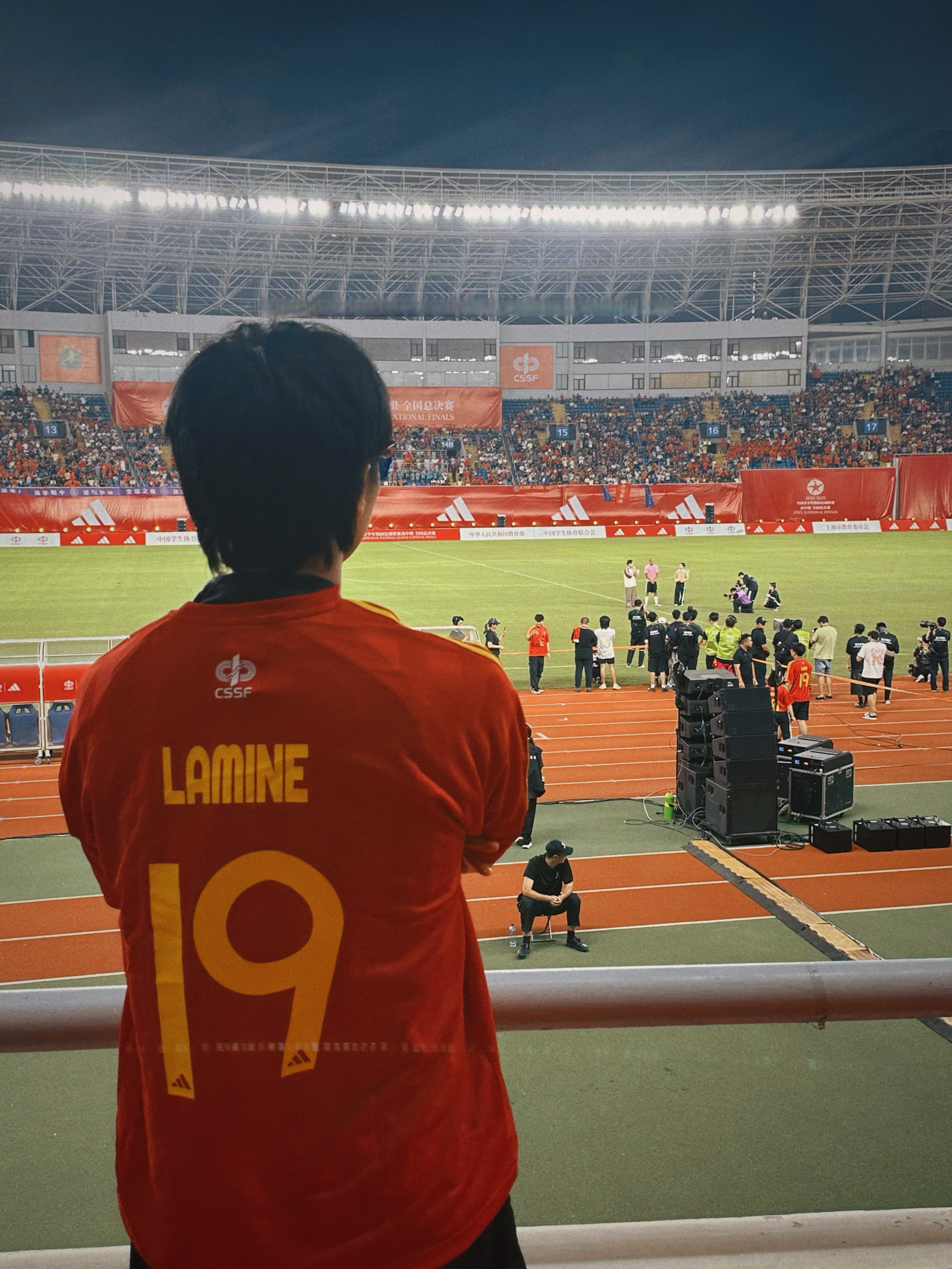 包含马赛训练开放日，加时末段遗憾出局引欢呼，英超在即，年轻球员得到机会的词条